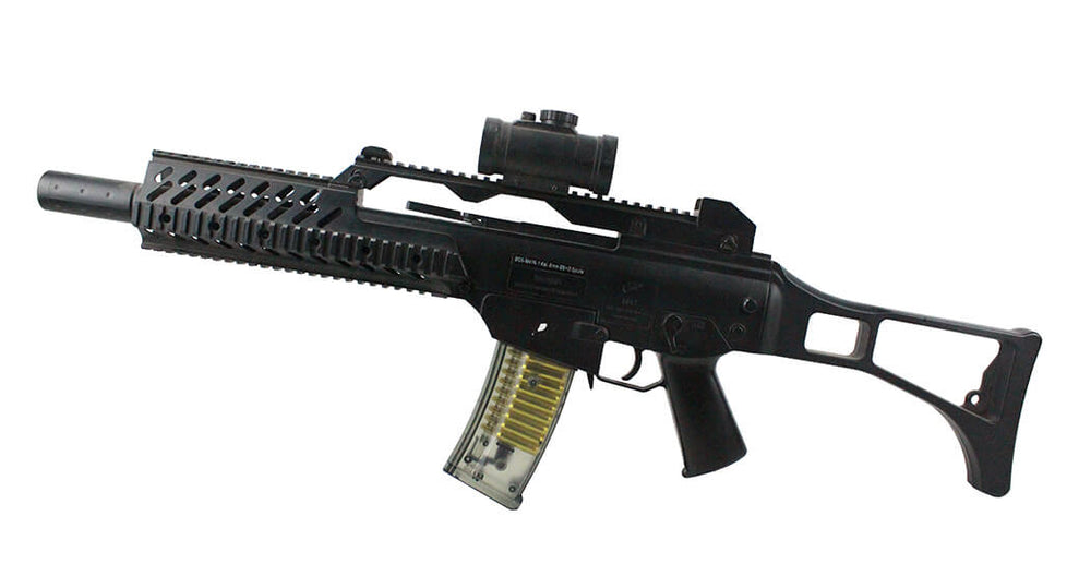 M41 K1 softgun gevær foran med rødpunktssigte og bærerem.