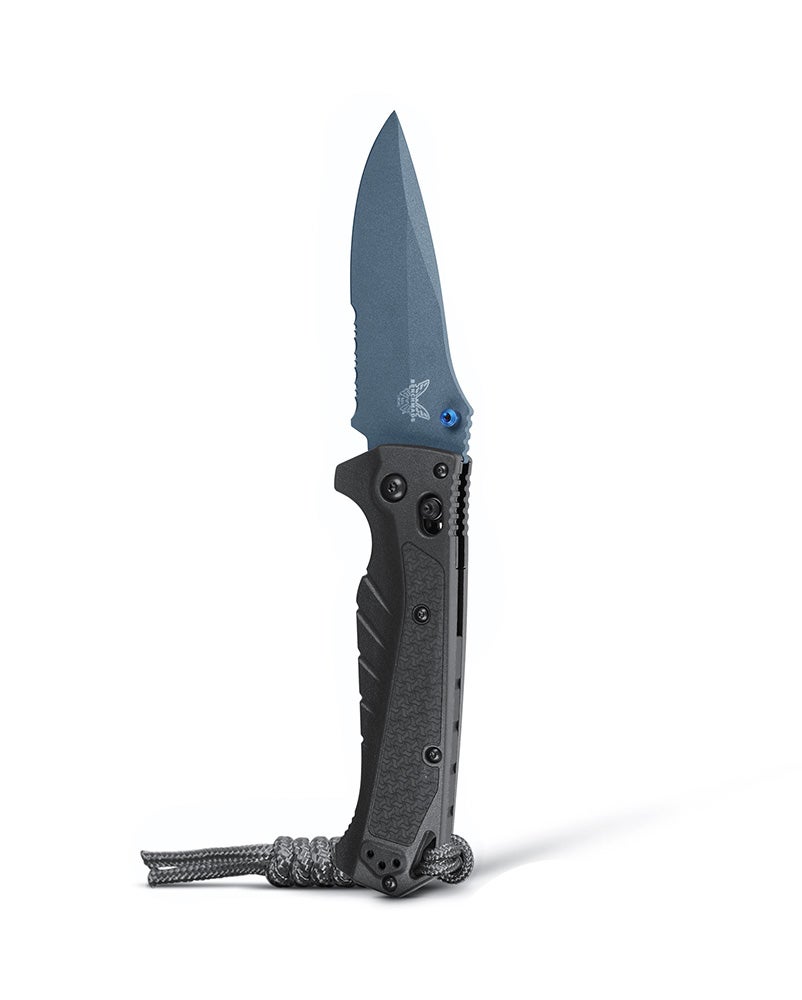 Benchmade 18060SBT-01 Adira foldekniv med delvist savtakket MagnaCut-blad i Cerakote Blue Titanium og Tempest Gray Grivory-skæfte