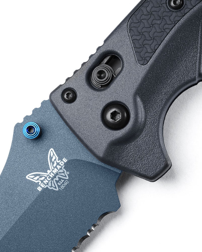Benchmade 18060SBT-01 Adira foldekniv med delvist savtakket MagnaCut-blad i Cerakote Blue Titanium og Tempest Gray Grivory-skæfte