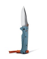 Benchmade 18060S Adira foldekniv med delvist savtakket MagnaCut drop point-blad, Depth Blue Grivory-skæfte og orange lanyard