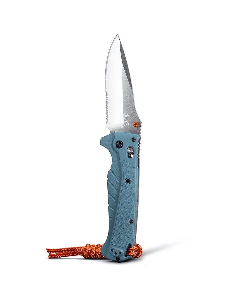 Benchmade 18060S Adira foldekniv med delvist savtakket MagnaCut drop point-blad, Depth Blue Grivory-skæfte og orange lanyard