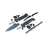 Benchmade 18065SBT-01 Mini Adira foldekniv med delvist savtakket MagnaCut-blad i Cerakote Blue Titanium og Tempest Gray Grivory-skæfte