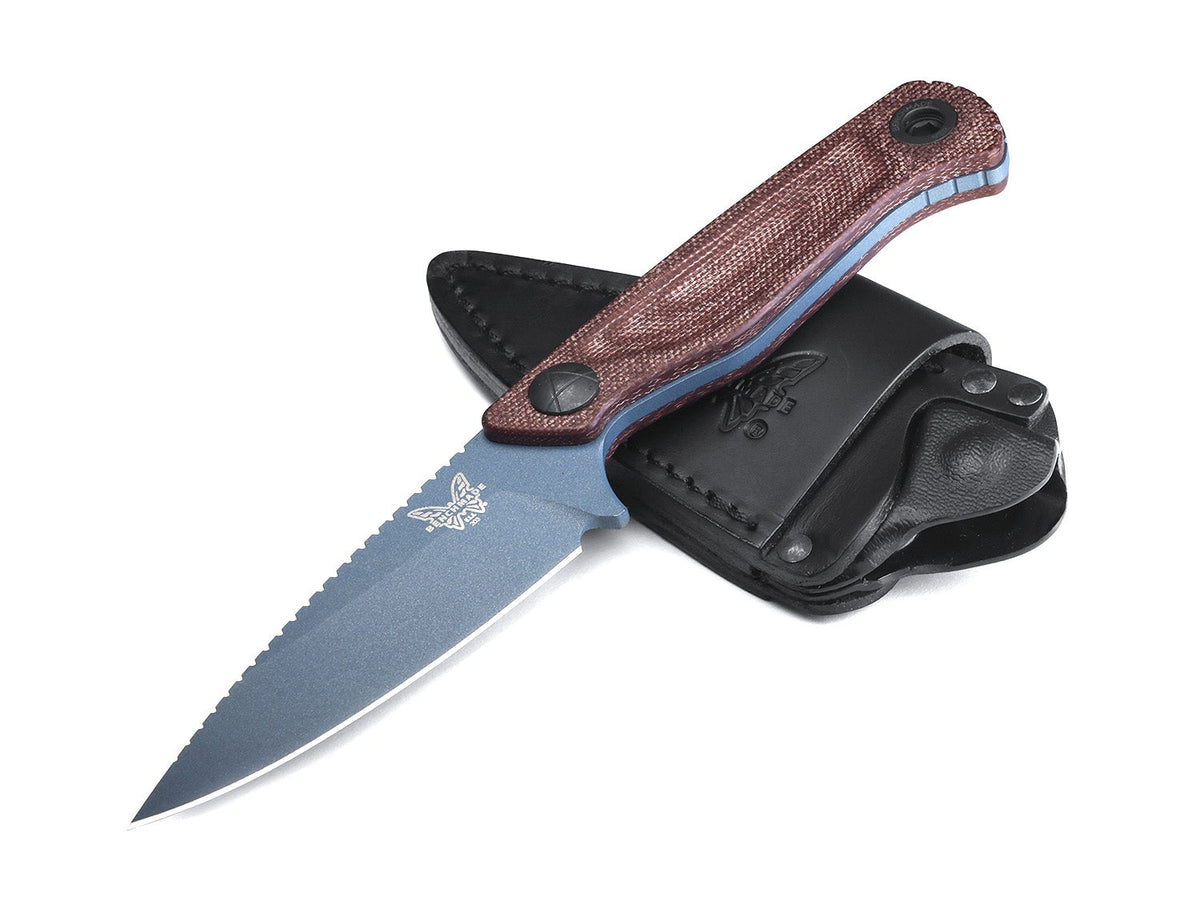 Benchmade 203BT-03 Dacian kniv med fast MagnaCut spear point-blad i Blue Titanium Cerakote, brunt Canvas Micarta-skæfte og læderskede