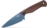 Benchmade 203BT-03 Dacian kniv med fast MagnaCut spear point-blad i Blue Titanium Cerakote, brunt Canvas Micarta-skæfte og læderskede
