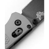 Benchmade 535BK-08 Bugout foldekniv med sort Cerakote CPM-S30V drop-point blad og skæfte i Storm Gray Grivory