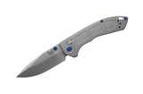 Benchmade 743 Mini Narrows foldekniv med stonewash CPM-20CV drop-point blad og gråt skæfte i titanium med Sapphire Blue-detaljer