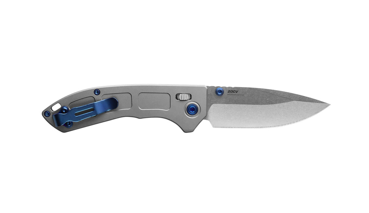 Benchmade 743 Mini Narrows foldekniv med stonewash CPM-20CV drop-point blad og gråt skæfte i titanium med Sapphire Blue-detaljer