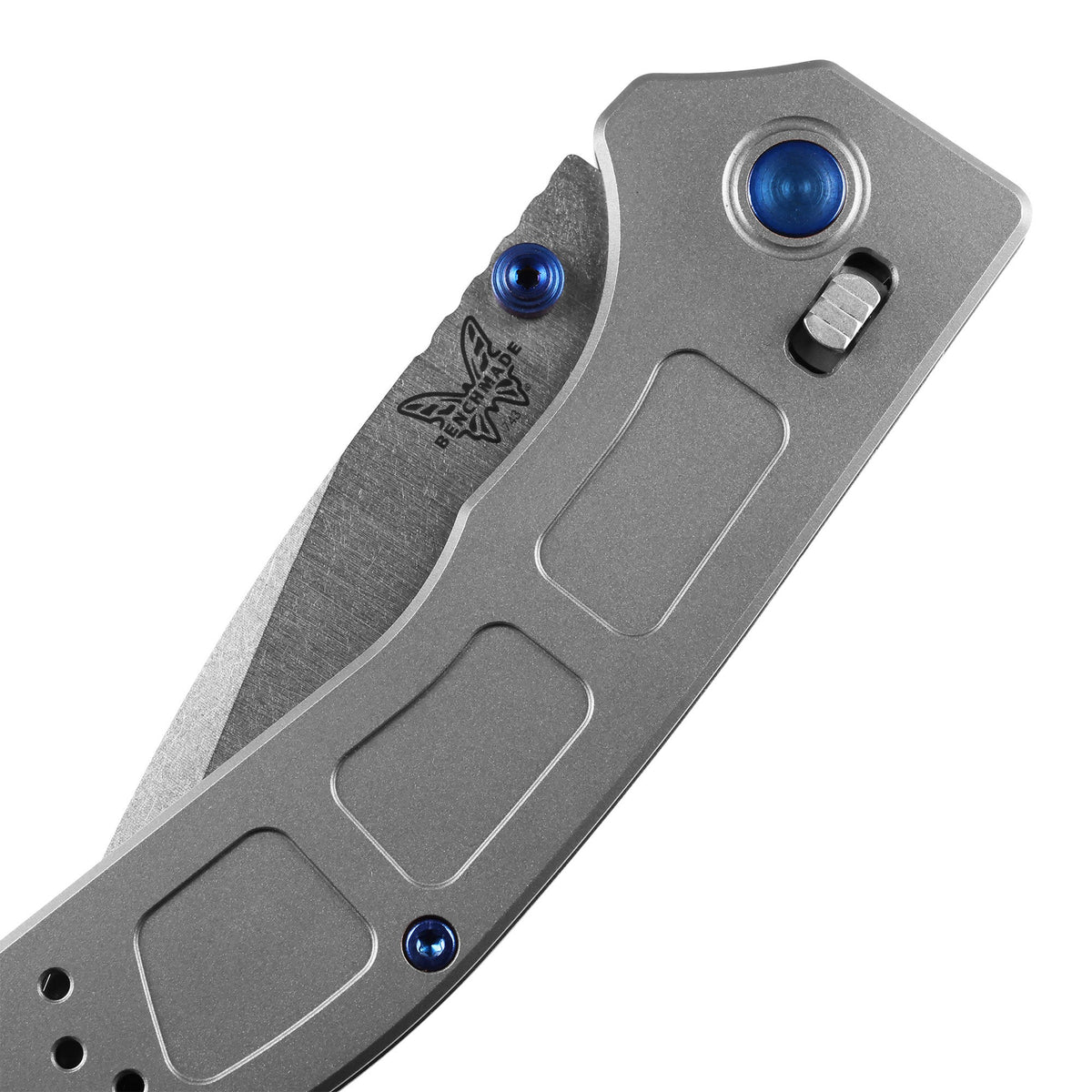 Benchmade 743 Mini Narrows foldekniv med stonewash CPM-20CV drop-point blad og gråt skæfte i titanium med Sapphire Blue-detaljer