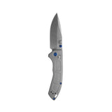 Benchmade 743 Mini Narrows foldekniv med stonewash CPM-20CV drop-point blad og gråt skæfte i titanium med Sapphire Blue-detaljer