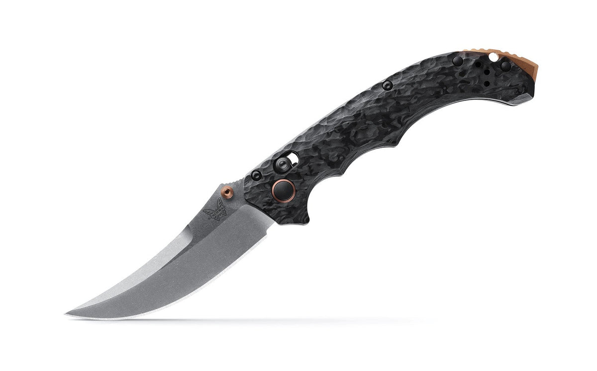 Benchmade 865-02 Mini Bedlam foldekniv med stonewash CPM-S90V scimitar-blad og skæfte i kulfiber med kobberdetaljer