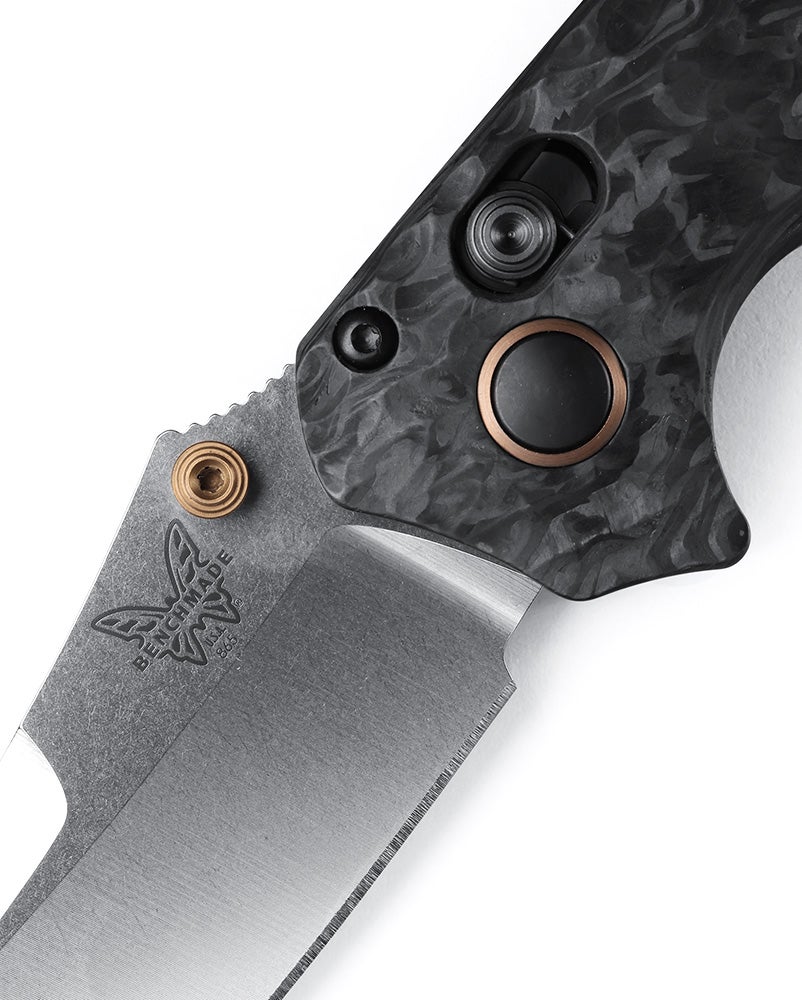 Benchmade 865-02 Mini Bedlam foldekniv med stonewash CPM-S90V scimitar-blad og skæfte i kulfiber med kobberdetaljer