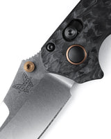 Benchmade 865-02 Mini Bedlam foldekniv med stonewash CPM-S90V scimitar-blad og skæfte i kulfiber med kobberdetaljer