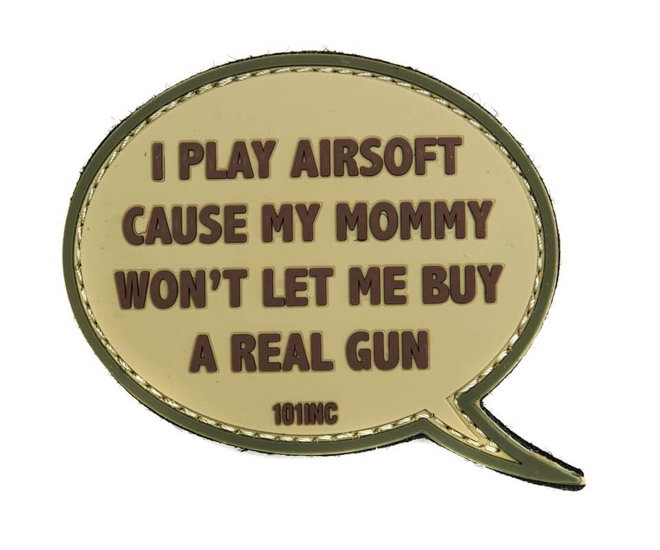 Airsoft PVC patch med teksten “I play airsoft” i sand og grøn.